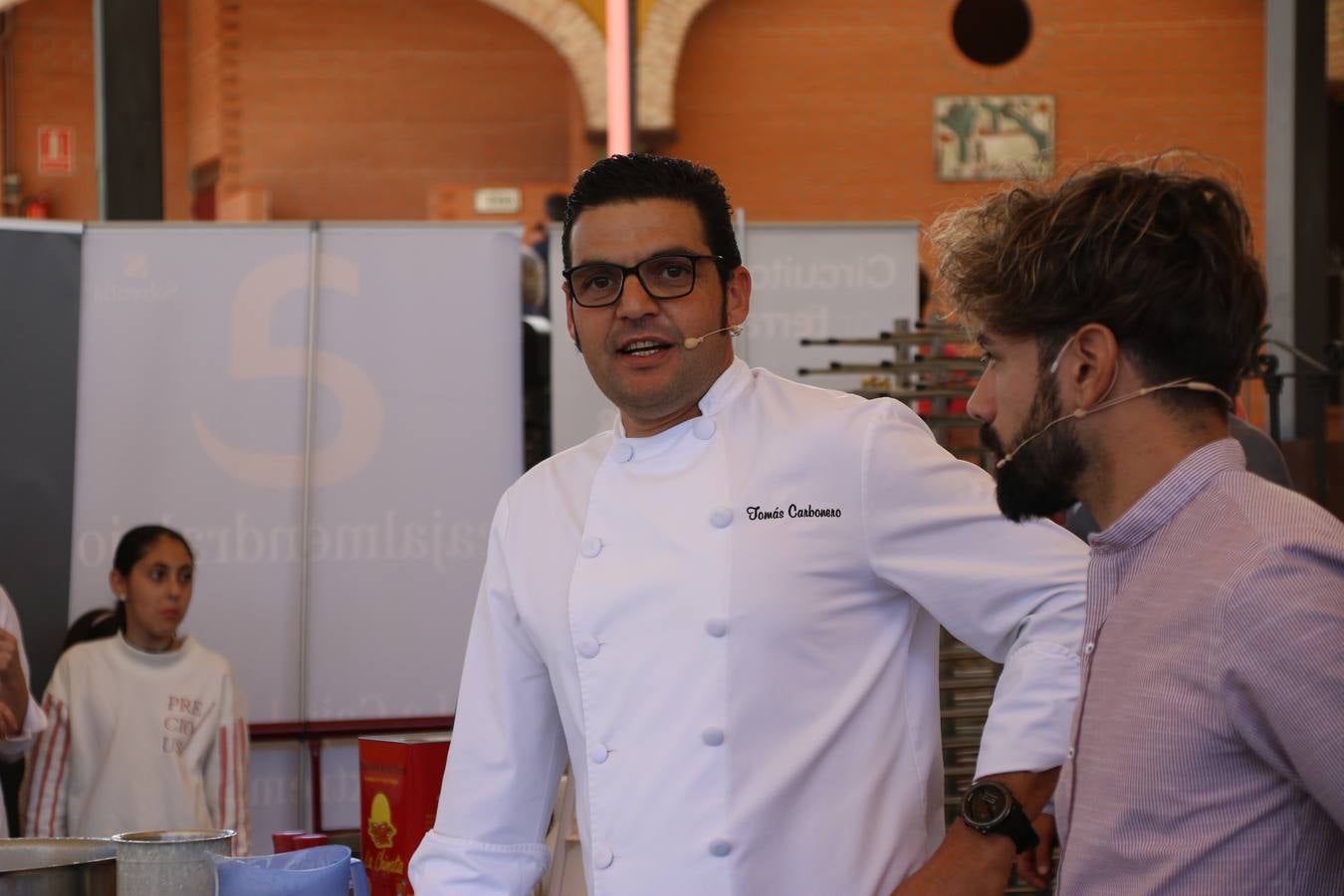 La plaza del recinto ferial de Jerez, escenario del XXX Salón del Jamón Ibérico, se ha llenado, esta mañana, de la excelencia de algunos de los productos más representativos de la gastronomía extremeña, entre ellos el manjar de la dehesa, con la celebración de las I Jornadas enogastronómicas, al frente de cuyo desarrollo ha estado el chef jerezano, Tomás Carbonero.