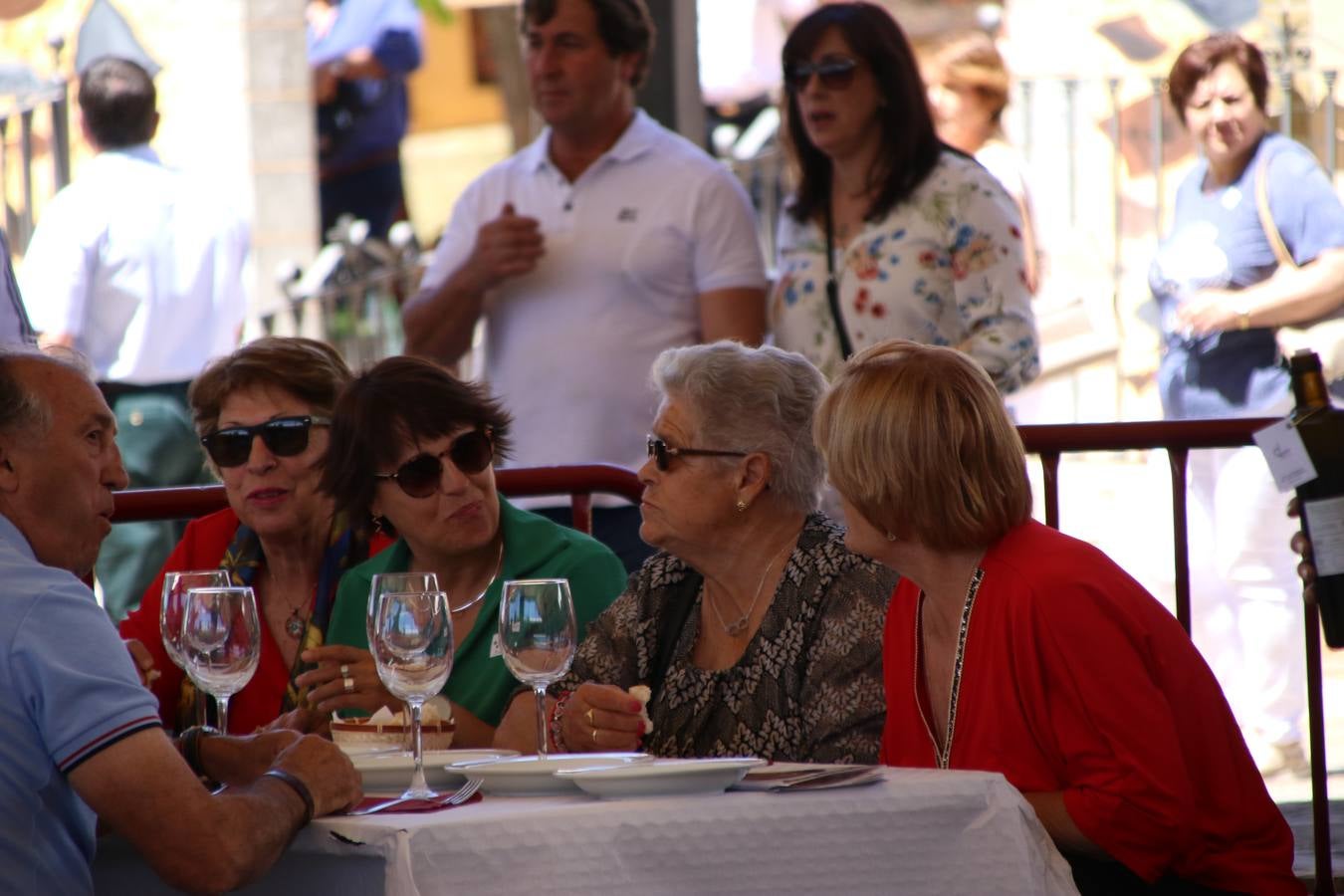 La plaza del recinto ferial de Jerez, escenario del XXX Salón del Jamón Ibérico, se ha llenado, esta mañana, de la excelencia de algunos de los productos más representativos de la gastronomía extremeña, entre ellos el manjar de la dehesa, con la celebración de las I Jornadas enogastronómicas, al frente de cuyo desarrollo ha estado el chef jerezano, Tomás Carbonero.