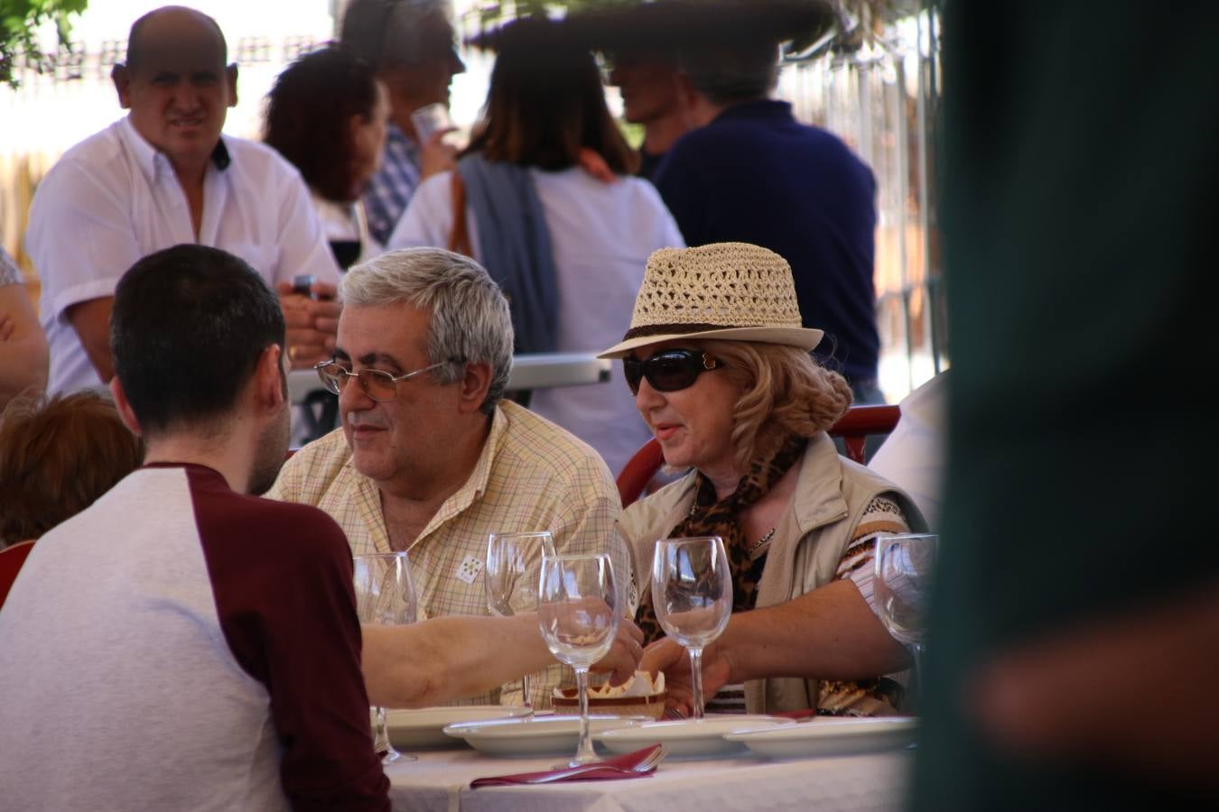 La plaza del recinto ferial de Jerez, escenario del XXX Salón del Jamón Ibérico, se ha llenado, esta mañana, de la excelencia de algunos de los productos más representativos de la gastronomía extremeña, entre ellos el manjar de la dehesa, con la celebración de las I Jornadas enogastronómicas, al frente de cuyo desarrollo ha estado el chef jerezano, Tomás Carbonero.