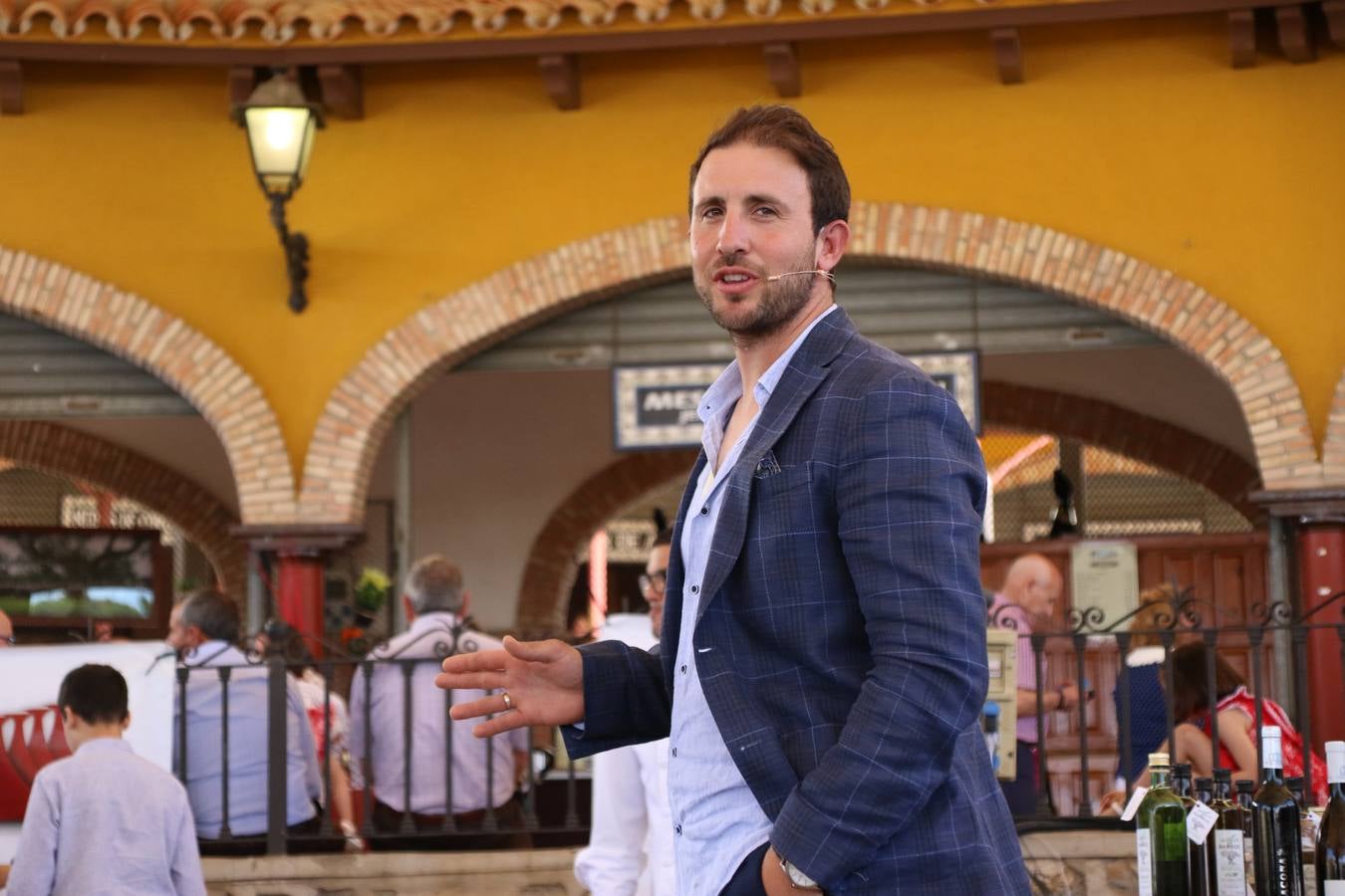 La plaza del recinto ferial de Jerez, escenario del XXX Salón del Jamón Ibérico, se ha llenado, esta mañana, de la excelencia de algunos de los productos más representativos de la gastronomía extremeña, entre ellos el manjar de la dehesa, con la celebración de las I Jornadas enogastronómicas, al frente de cuyo desarrollo ha estado el chef jerezano, Tomás Carbonero.