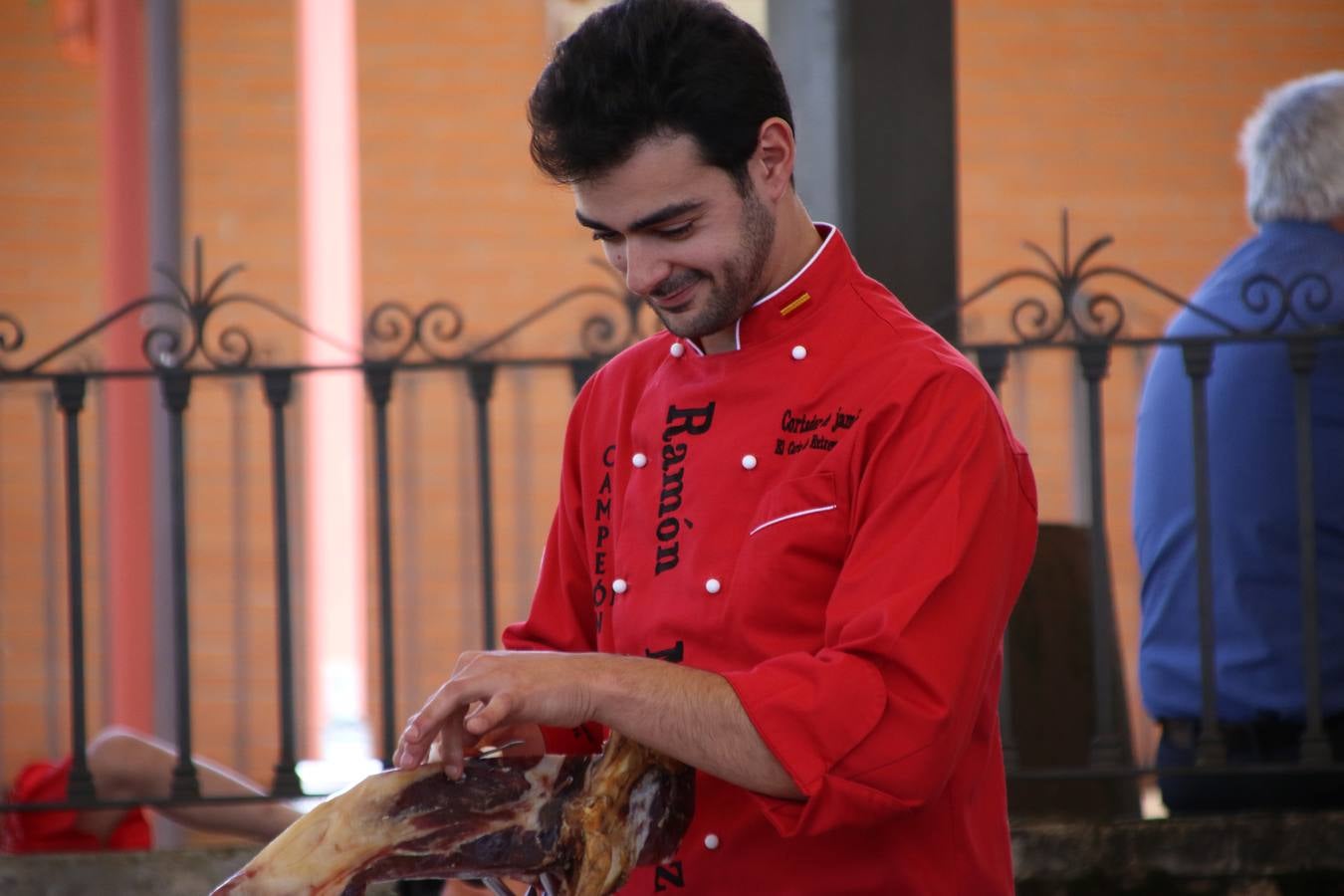 La plaza del recinto ferial de Jerez, escenario del XXX Salón del Jamón Ibérico, se ha llenado, esta mañana, de la excelencia de algunos de los productos más representativos de la gastronomía extremeña, entre ellos el manjar de la dehesa, con la celebración de las I Jornadas enogastronómicas, al frente de cuyo desarrollo ha estado el chef jerezano, Tomás Carbonero.