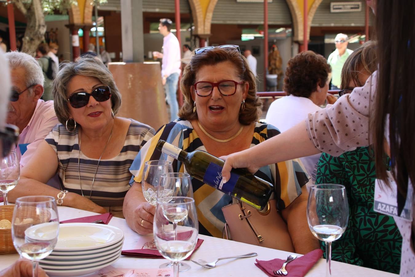 La plaza del recinto ferial de Jerez, escenario del XXX Salón del Jamón Ibérico, se ha llenado, esta mañana, de la excelencia de algunos de los productos más representativos de la gastronomía extremeña, entre ellos el manjar de la dehesa, con la celebración de las I Jornadas enogastronómicas, al frente de cuyo desarrollo ha estado el chef jerezano, Tomás Carbonero.