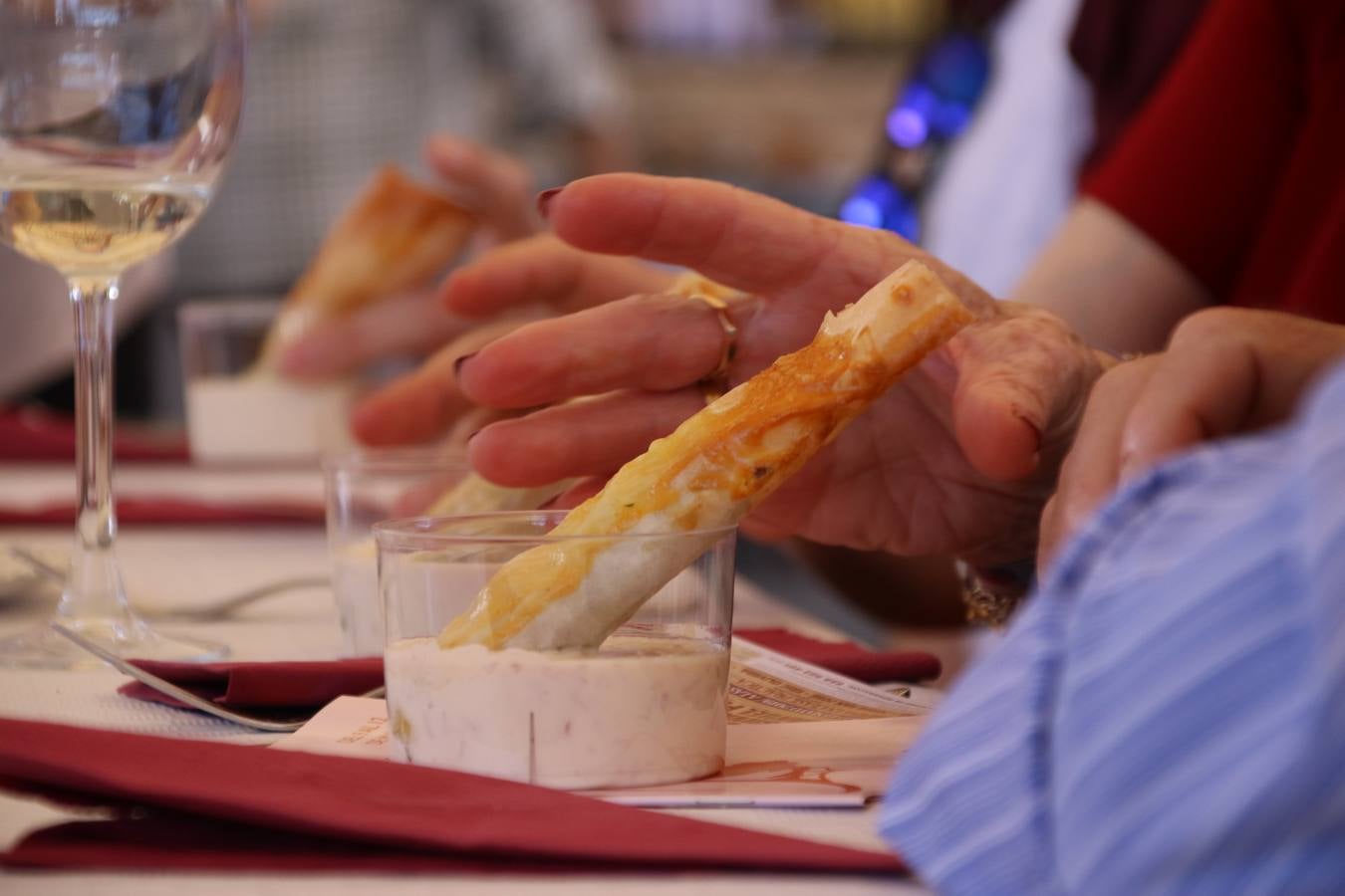 La plaza del recinto ferial de Jerez, escenario del XXX Salón del Jamón Ibérico, se ha llenado, esta mañana, de la excelencia de algunos de los productos más representativos de la gastronomía extremeña, entre ellos el manjar de la dehesa, con la celebración de las I Jornadas enogastronómicas, al frente de cuyo desarrollo ha estado el chef jerezano, Tomás Carbonero.
