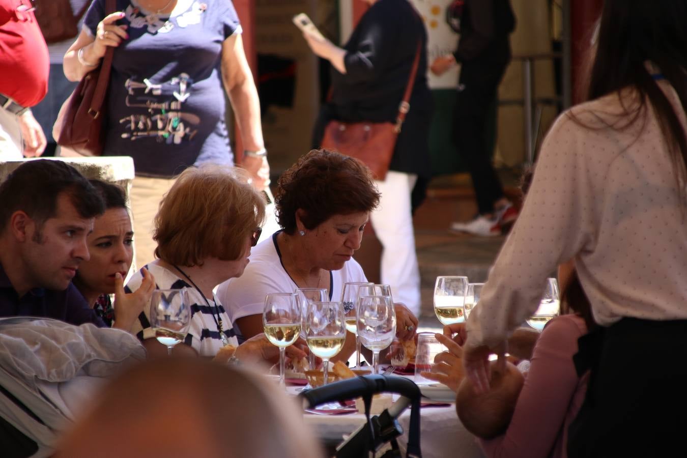 La plaza del recinto ferial de Jerez, escenario del XXX Salón del Jamón Ibérico, se ha llenado, esta mañana, de la excelencia de algunos de los productos más representativos de la gastronomía extremeña, entre ellos el manjar de la dehesa, con la celebración de las I Jornadas enogastronómicas, al frente de cuyo desarrollo ha estado el chef jerezano, Tomás Carbonero.