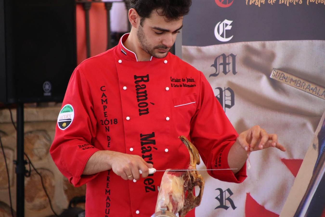 La plaza del recinto ferial de Jerez, escenario del XXX Salón del Jamón Ibérico, se ha llenado, esta mañana, de la excelencia de algunos de los productos más representativos de la gastronomía extremeña, entre ellos el manjar de la dehesa, con la celebración de las I Jornadas enogastronómicas, al frente de cuyo desarrollo ha estado el chef jerezano, Tomás Carbonero.