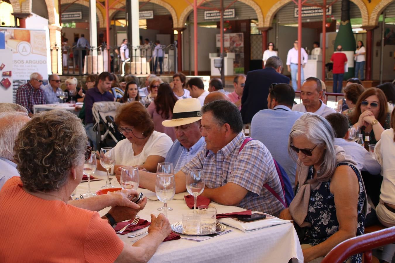 La plaza del recinto ferial de Jerez, escenario del XXX Salón del Jamón Ibérico, se ha llenado, esta mañana, de la excelencia de algunos de los productos más representativos de la gastronomía extremeña, entre ellos el manjar de la dehesa, con la celebración de las I Jornadas enogastronómicas, al frente de cuyo desarrollo ha estado el chef jerezano, Tomás Carbonero.