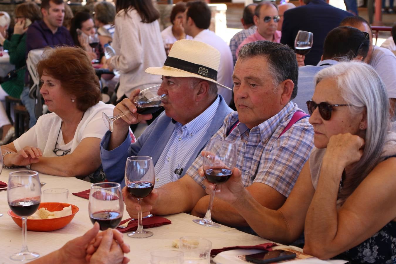 La plaza del recinto ferial de Jerez, escenario del XXX Salón del Jamón Ibérico, se ha llenado, esta mañana, de la excelencia de algunos de los productos más representativos de la gastronomía extremeña, entre ellos el manjar de la dehesa, con la celebración de las I Jornadas enogastronómicas, al frente de cuyo desarrollo ha estado el chef jerezano, Tomás Carbonero.