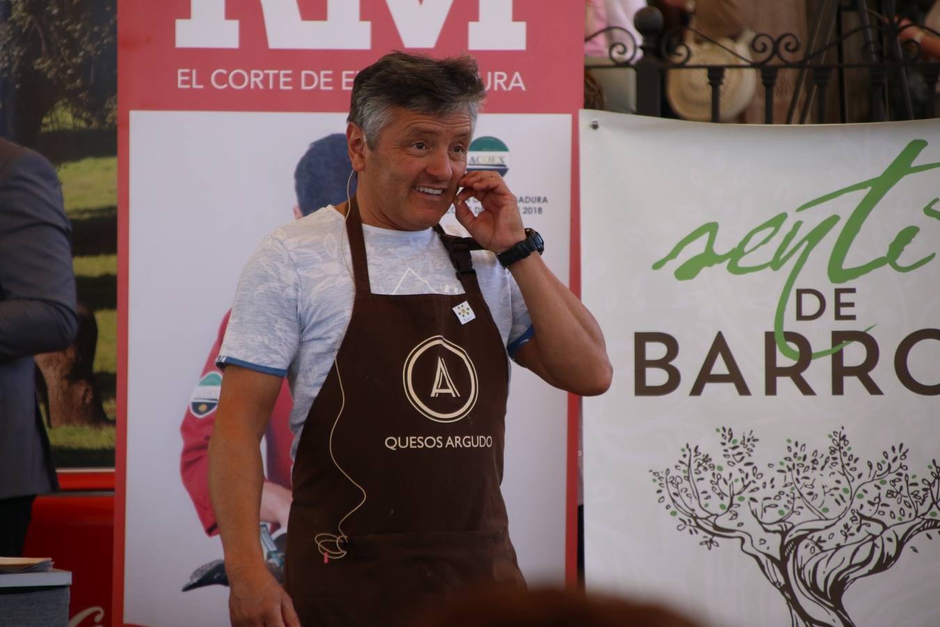La plaza del recinto ferial de Jerez, escenario del XXX Salón del Jamón Ibérico, se ha llenado, esta mañana, de la excelencia de algunos de los productos más representativos de la gastronomía extremeña, entre ellos el manjar de la dehesa, con la celebración de las I Jornadas enogastronómicas, al frente de cuyo desarrollo ha estado el chef jerezano, Tomás Carbonero.