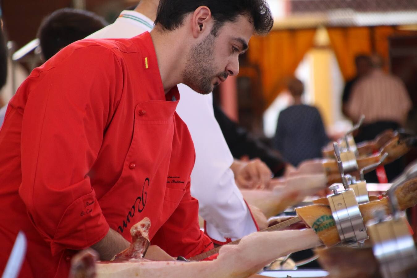 Antonio González Cardeno, de Cumbres Mayores (Huelva), se ha proclamado, esta mañana, ganador del Concurso Internacional de Cortadores. La cita, patrocinada por 'Vicoba & Eventos', ha contado, en esta XII edición, con la participación de 6 cortadores, procedentes de distintos puntos de Extremadura, Andalucía, Castilla La Mancha, y Canarias. El 'cuchillo de plata' ha sido para Álvaro Diezma Gil, de Consuegra (Toledo), mientras que el 'cuchillo de bronce' ha correspondido a Ramón Márquez León, de Oliva de la Frontera. El premio al mejor plato creativo ha sido para Antonio Jesús Alfonso Canelo, de Gerena (Sevilla).