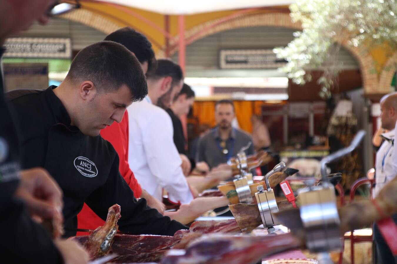 Antonio González Cardeno, de Cumbres Mayores (Huelva), se ha proclamado, esta mañana, ganador del Concurso Internacional de Cortadores. La cita, patrocinada por 'Vicoba & Eventos', ha contado, en esta XII edición, con la participación de 6 cortadores, procedentes de distintos puntos de Extremadura, Andalucía, Castilla La Mancha, y Canarias. El 'cuchillo de plata' ha sido para Álvaro Diezma Gil, de Consuegra (Toledo), mientras que el 'cuchillo de bronce' ha correspondido a Ramón Márquez León, de Oliva de la Frontera. El premio al mejor plato creativo ha sido para Antonio Jesús Alfonso Canelo, de Gerena (Sevilla).