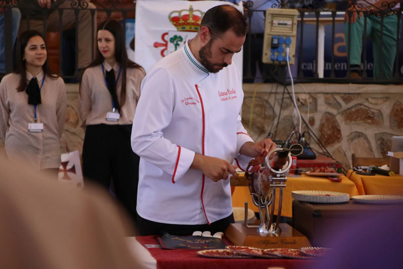 Antonio González Cardeno, de Cumbres Mayores (Huelva), se ha proclamado, esta mañana, ganador del Concurso Internacional de Cortadores. La cita, patrocinada por 'Vicoba & Eventos', ha contado, en esta XII edición, con la participación de 6 cortadores, procedentes de distintos puntos de Extremadura, Andalucía, Castilla La Mancha, y Canarias. El 'cuchillo de plata' ha sido para Álvaro Diezma Gil, de Consuegra (Toledo), mientras que el 'cuchillo de bronce' ha correspondido a Ramón Márquez León, de Oliva de la Frontera. El premio al mejor plato creativo ha sido para Antonio Jesús Alfonso Canelo, de Gerena (Sevilla).