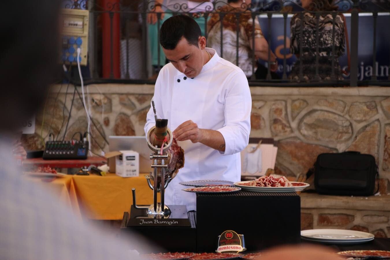 Antonio González Cardeno, de Cumbres Mayores (Huelva), se ha proclamado, esta mañana, ganador del Concurso Internacional de Cortadores. La cita, patrocinada por 'Vicoba & Eventos', ha contado, en esta XII edición, con la participación de 6 cortadores, procedentes de distintos puntos de Extremadura, Andalucía, Castilla La Mancha, y Canarias. El 'cuchillo de plata' ha sido para Álvaro Diezma Gil, de Consuegra (Toledo), mientras que el 'cuchillo de bronce' ha correspondido a Ramón Márquez León, de Oliva de la Frontera. El premio al mejor plato creativo ha sido para Antonio Jesús Alfonso Canelo, de Gerena (Sevilla).