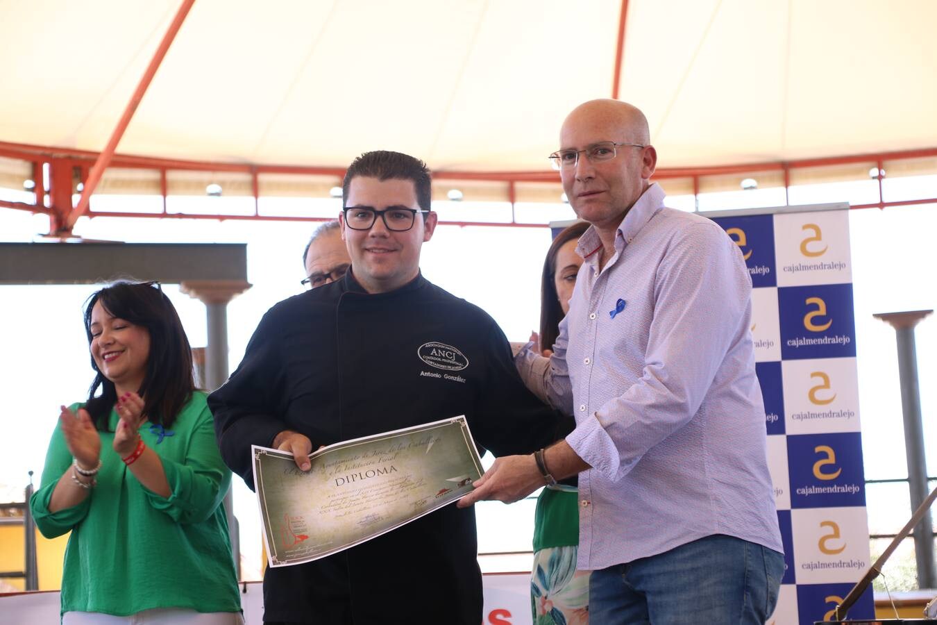 Antonio González Cardeno, de Cumbres Mayores (Huelva), se ha proclamado, esta mañana, ganador del Concurso Internacional de Cortadores. La cita, patrocinada por 'Vicoba & Eventos', ha contado, en esta XII edición, con la participación de 6 cortadores, procedentes de distintos puntos de Extremadura, Andalucía, Castilla La Mancha, y Canarias. El 'cuchillo de plata' ha sido para Álvaro Diezma Gil, de Consuegra (Toledo), mientras que el 'cuchillo de bronce' ha correspondido a Ramón Márquez León, de Oliva de la Frontera. El premio al mejor plato creativo ha sido para Antonio Jesús Alfonso Canelo, de Gerena (Sevilla).