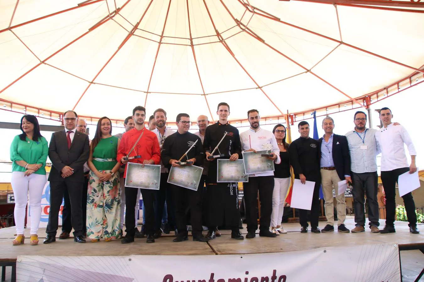 Antonio González Cardeno, de Cumbres Mayores (Huelva), se ha proclamado, esta mañana, ganador del Concurso Internacional de Cortadores. La cita, patrocinada por 'Vicoba & Eventos', ha contado, en esta XII edición, con la participación de 6 cortadores, procedentes de distintos puntos de Extremadura, Andalucía, Castilla La Mancha, y Canarias. El 'cuchillo de plata' ha sido para Álvaro Diezma Gil, de Consuegra (Toledo), mientras que el 'cuchillo de bronce' ha correspondido a Ramón Márquez León, de Oliva de la Frontera. El premio al mejor plato creativo ha sido para Antonio Jesús Alfonso Canelo, de Gerena (Sevilla).