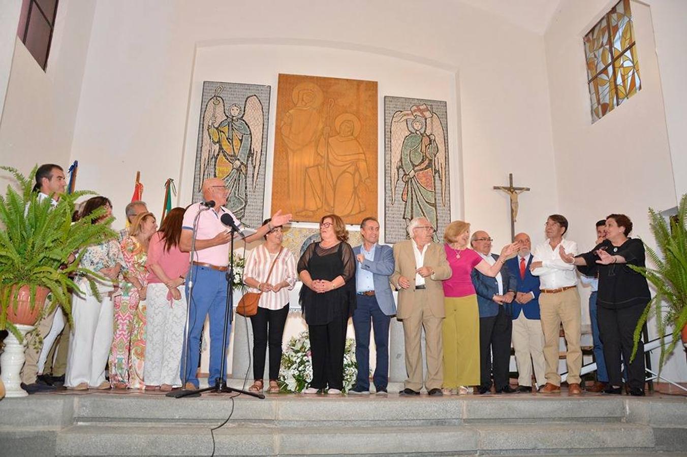 La Bazana dedicó anoche, en el punto de partida de sus fiestas, un afectuoso, merecido y emotivo reconocimiento a Rafael Barrena Martínez, miembro de la primera generación de bazaneros que vio la luz en este pueblo de colonización, situado a orillas del río Ardila. Persona afable, luchadora, conciliadora, incansable trabajador por la preservación de tradiciones y de la memoria de La Bazana y abanderado de su identidad, su unión y cordialidad, recibió el cariño de su pueblo en el preámbulo del pregón de sus fiestas, acto que también se ha ocupado de poner en valor desde 1998.