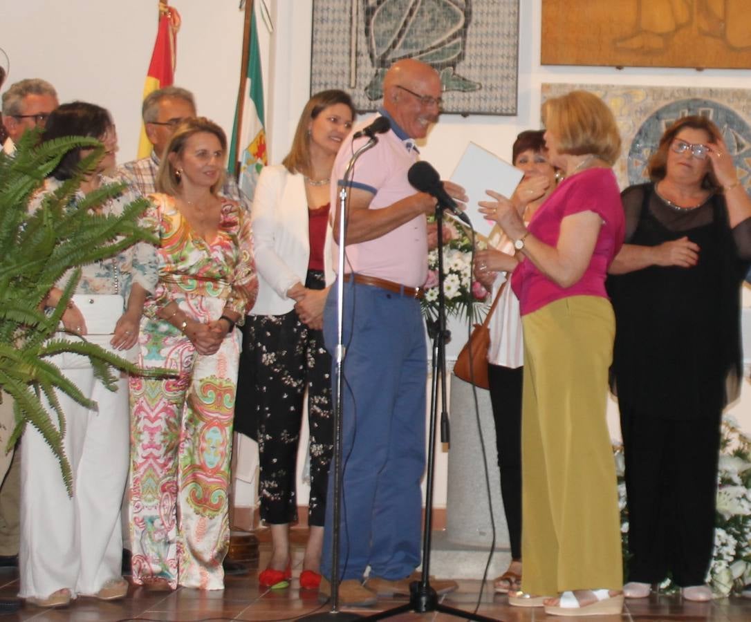 La Bazana dedicó anoche, en el punto de partida de sus fiestas, un afectuoso, merecido y emotivo reconocimiento a Rafael Barrena Martínez, miembro de la primera generación de bazaneros que vio la luz en este pueblo de colonización, situado a orillas del río Ardila. Persona afable, luchadora, conciliadora, incansable trabajador por la preservación de tradiciones y de la memoria de La Bazana y abanderado de su identidad, su unión y cordialidad, recibió el cariño de su pueblo en el preámbulo del pregón de sus fiestas, acto que también se ha ocupado de poner en valor desde 1998.