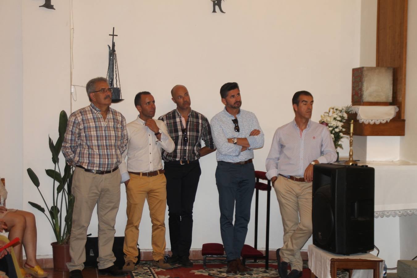 La Bazana dedicó anoche, en el punto de partida de sus fiestas, un afectuoso, merecido y emotivo reconocimiento a Rafael Barrena Martínez, miembro de la primera generación de bazaneros que vio la luz en este pueblo de colonización, situado a orillas del río Ardila. Persona afable, luchadora, conciliadora, incansable trabajador por la preservación de tradiciones y de la memoria de La Bazana y abanderado de su identidad, su unión y cordialidad, recibió el cariño de su pueblo en el preámbulo del pregón de sus fiestas, acto que también se ha ocupado de poner en valor desde 1998.