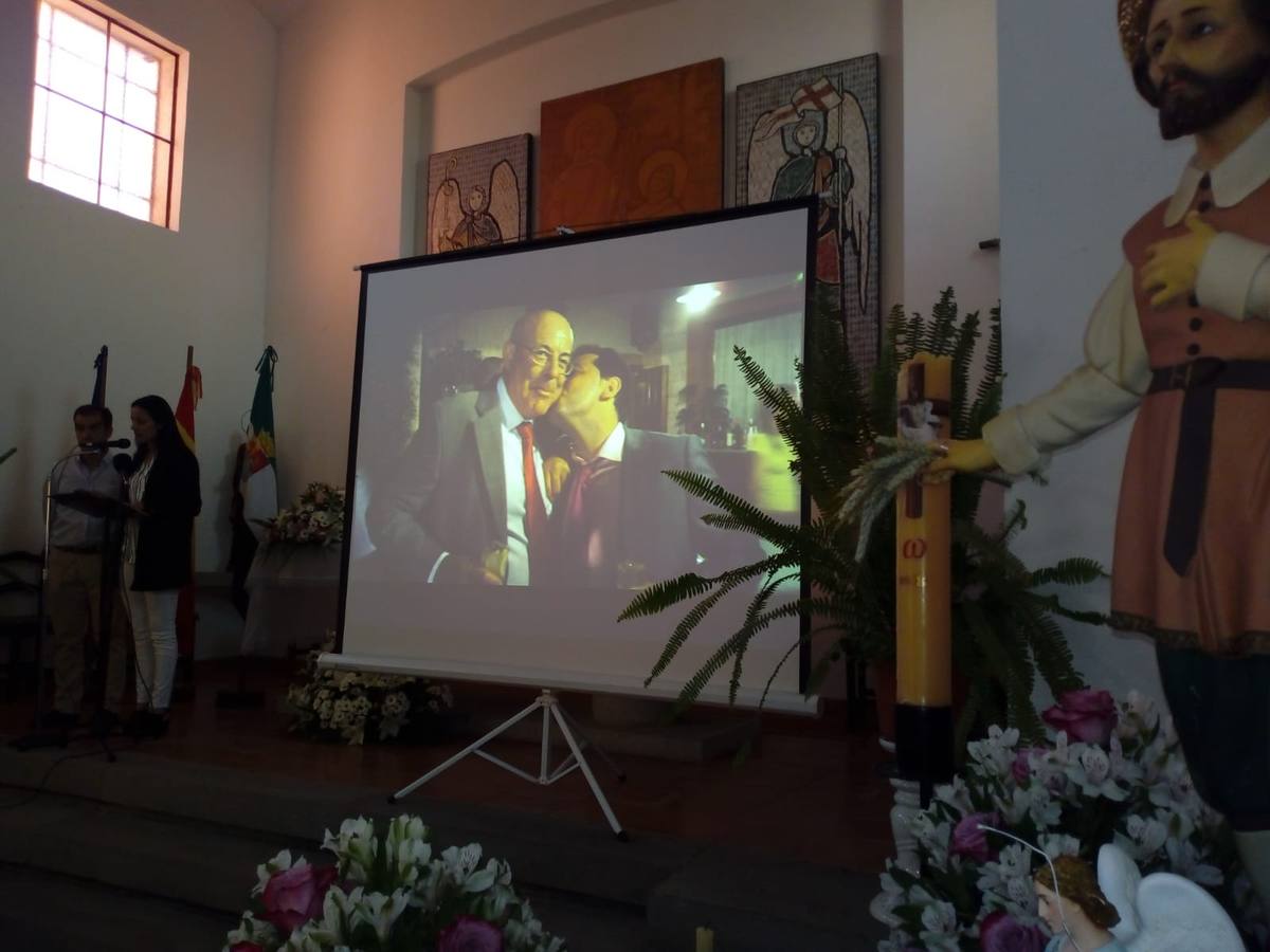 La Bazana dedicó anoche, en el punto de partida de sus fiestas, un afectuoso, merecido y emotivo reconocimiento a Rafael Barrena Martínez, miembro de la primera generación de bazaneros que vio la luz en este pueblo de colonización, situado a orillas del río Ardila. Persona afable, luchadora, conciliadora, incansable trabajador por la preservación de tradiciones y de la memoria de La Bazana y abanderado de su identidad, su unión y cordialidad, recibió el cariño de su pueblo en el preámbulo del pregón de sus fiestas, acto que también se ha ocupado de poner en valor desde 1998.