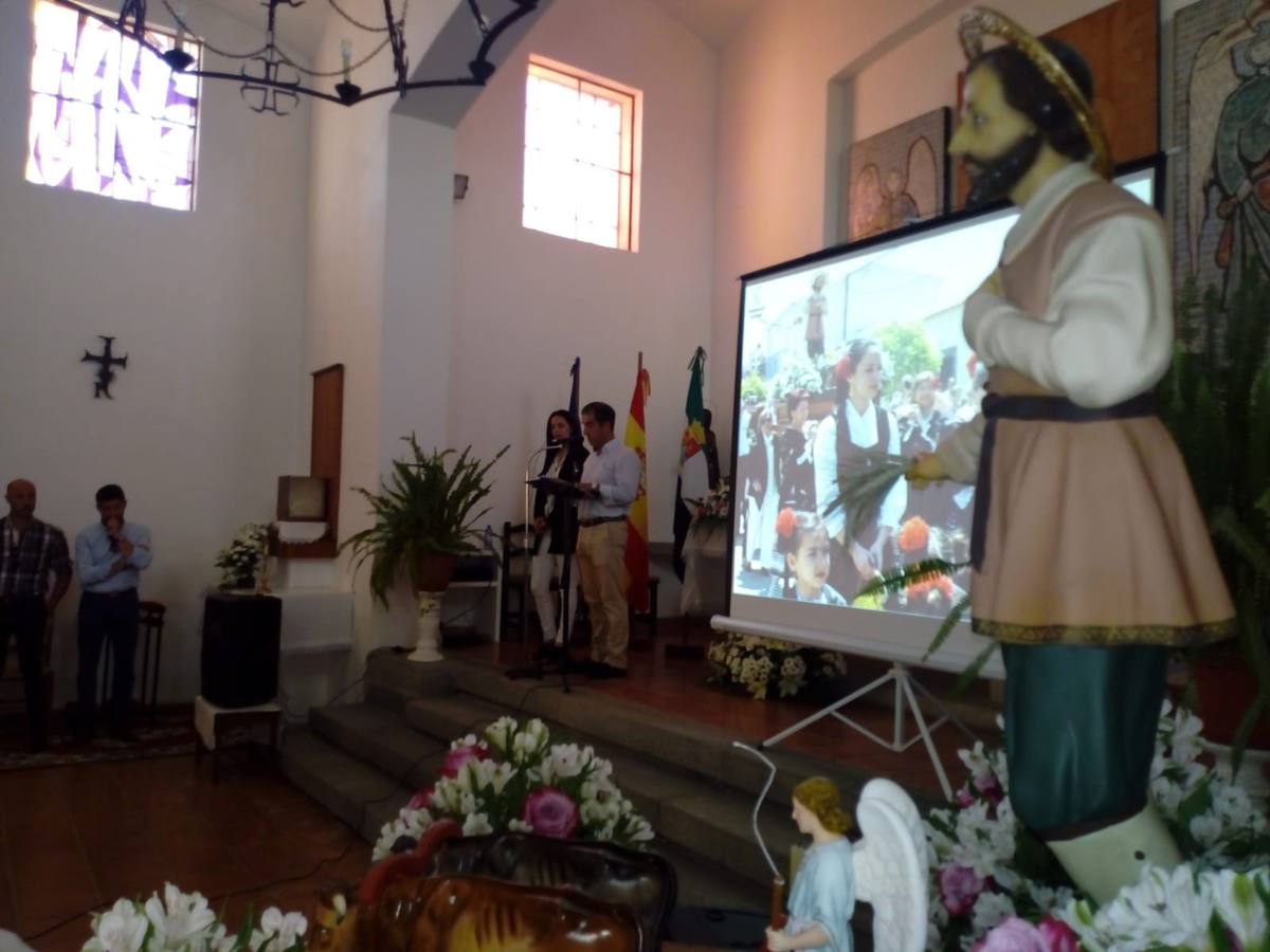 La Bazana dedicó anoche, en el punto de partida de sus fiestas, un afectuoso, merecido y emotivo reconocimiento a Rafael Barrena Martínez, miembro de la primera generación de bazaneros que vio la luz en este pueblo de colonización, situado a orillas del río Ardila. Persona afable, luchadora, conciliadora, incansable trabajador por la preservación de tradiciones y de la memoria de La Bazana y abanderado de su identidad, su unión y cordialidad, recibió el cariño de su pueblo en el preámbulo del pregón de sus fiestas, acto que también se ha ocupado de poner en valor desde 1998.