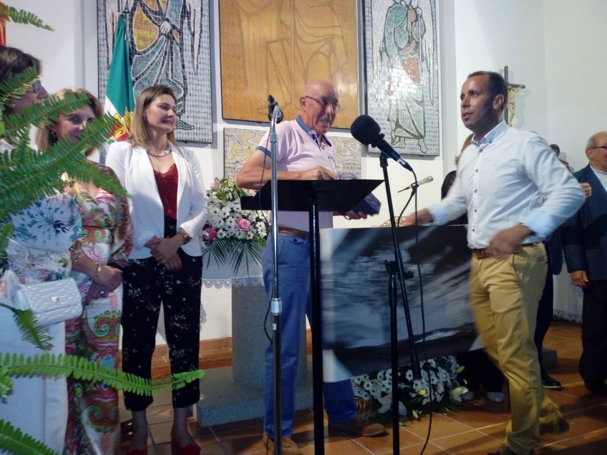La Bazana dedicó anoche, en el punto de partida de sus fiestas, un afectuoso, merecido y emotivo reconocimiento a Rafael Barrena Martínez, miembro de la primera generación de bazaneros que vio la luz en este pueblo de colonización, situado a orillas del río Ardila. Persona afable, luchadora, conciliadora, incansable trabajador por la preservación de tradiciones y de la memoria de La Bazana y abanderado de su identidad, su unión y cordialidad, recibió el cariño de su pueblo en el preámbulo del pregón de sus fiestas, acto que también se ha ocupado de poner en valor desde 1998.