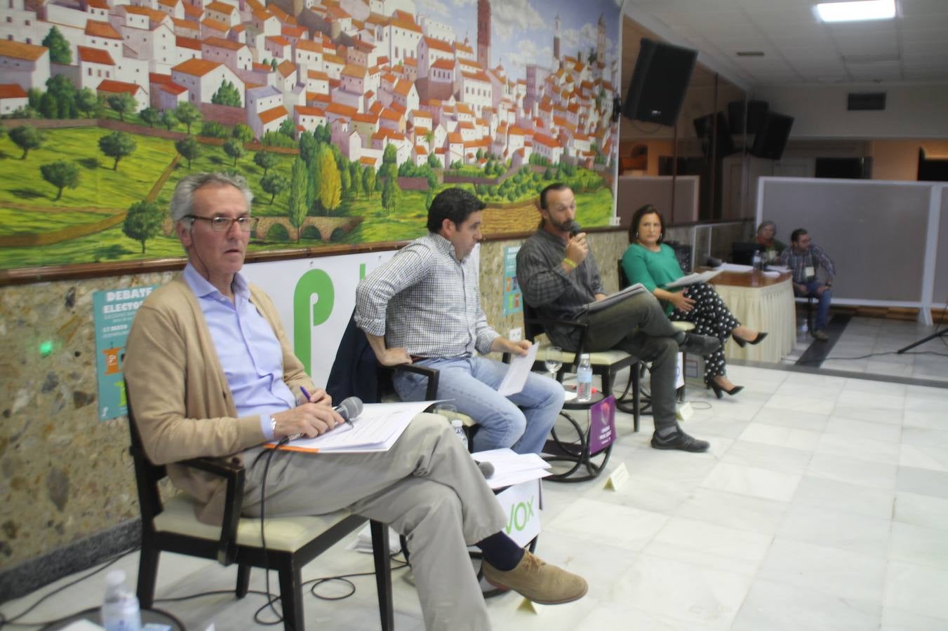 El ejercicio democrático, la exposición de proyectos y medidas para la gestión municipal, evitar la despoblación, mejorar el bienestar social de la ciudadanía, la creación de empleo y vivienda y la defensa de la libertad de expresión, centraron el debate electoral organizado por Jerez Plural y celebrado anoche en uno de los salones del Hotel 'Oasis', lleno de público. Los candidatos a la Alcaldía de Jerez de los Caballeros por: PP, Francisca Rosa Romero; Ciudadanos, Carlos Boza Antón; Unidas Podemos, Juan Carlos Santana Fernández y Vox, Manuel Sánchez De San Vicente, fueron los protagonistas de esta cita novedosa, abierta al debate público entre las distintas formaciones políticas que concurren a las elecciones municipales del próximo 26 de mayo y en la que el único partido ausente fue el PSOE, y su candidata, Virginia Borrallo Rubio.