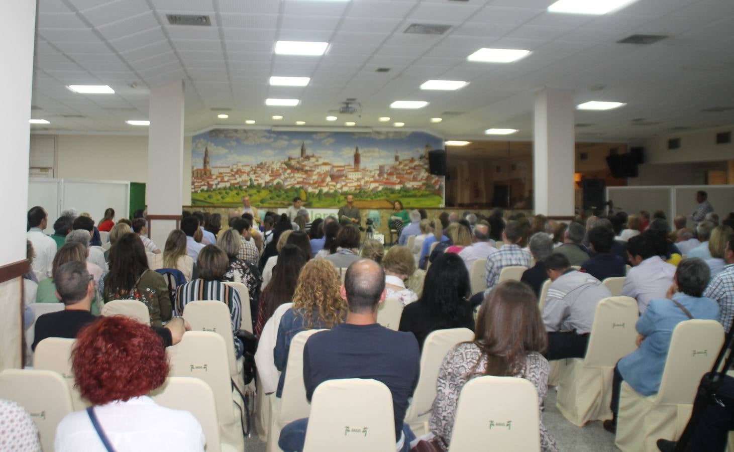 El ejercicio democrático, la exposición de proyectos y medidas para la gestión municipal, evitar la despoblación, mejorar el bienestar social de la ciudadanía, la creación de empleo y vivienda y la defensa de la libertad de expresión, centraron el debate electoral organizado por Jerez Plural y celebrado anoche en uno de los salones del Hotel 'Oasis', lleno de público. Los candidatos a la Alcaldía de Jerez de los Caballeros por: PP, Francisca Rosa Romero; Ciudadanos, Carlos Boza Antón; Unidas Podemos, Juan Carlos Santana Fernández y Vox, Manuel Sánchez De San Vicente, fueron los protagonistas de esta cita novedosa, abierta al debate público entre las distintas formaciones políticas que concurren a las elecciones municipales del próximo 26 de mayo y en la que el único partido ausente fue el PSOE, y su candidata, Virginia Borrallo Rubio.