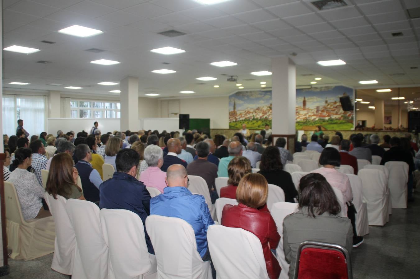 El ejercicio democrático, la exposición de proyectos y medidas para la gestión municipal, evitar la despoblación, mejorar el bienestar social de la ciudadanía, la creación de empleo y vivienda y la defensa de la libertad de expresión, centraron el debate electoral organizado por Jerez Plural y celebrado anoche en uno de los salones del Hotel 'Oasis', lleno de público. Los candidatos a la Alcaldía de Jerez de los Caballeros por: PP, Francisca Rosa Romero; Ciudadanos, Carlos Boza Antón; Unidas Podemos, Juan Carlos Santana Fernández y Vox, Manuel Sánchez De San Vicente, fueron los protagonistas de esta cita novedosa, abierta al debate público entre las distintas formaciones políticas que concurren a las elecciones municipales del próximo 26 de mayo y en la que el único partido ausente fue el PSOE, y su candidata, Virginia Borrallo Rubio.