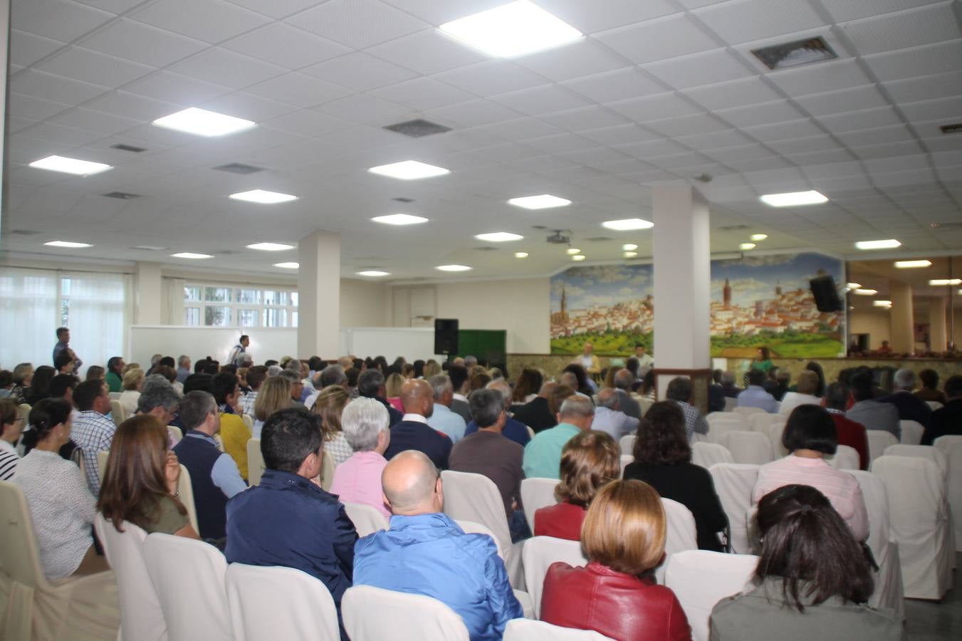 El ejercicio democrático, la exposición de proyectos y medidas para la gestión municipal, evitar la despoblación, mejorar el bienestar social de la ciudadanía, la creación de empleo y vivienda y la defensa de la libertad de expresión, centraron el debate electoral organizado por Jerez Plural y celebrado anoche en uno de los salones del Hotel 'Oasis', lleno de público. Los candidatos a la Alcaldía de Jerez de los Caballeros por: PP, Francisca Rosa Romero; Ciudadanos, Carlos Boza Antón; Unidas Podemos, Juan Carlos Santana Fernández y Vox, Manuel Sánchez De San Vicente, fueron los protagonistas de esta cita novedosa, abierta al debate público entre las distintas formaciones políticas que concurren a las elecciones municipales del próximo 26 de mayo y en la que el único partido ausente fue el PSOE, y su candidata, Virginia Borrallo Rubio.