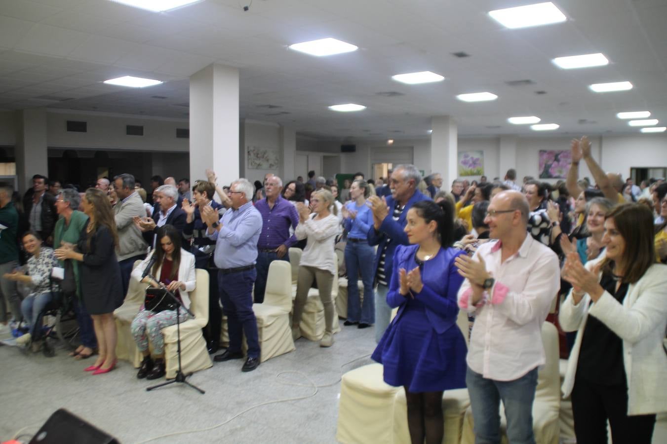 El ejercicio democrático, la exposición de proyectos y medidas para la gestión municipal, evitar la despoblación, mejorar el bienestar social de la ciudadanía, la creación de empleo y vivienda y la defensa de la libertad de expresión, centraron el debate electoral organizado por Jerez Plural y celebrado anoche en uno de los salones del Hotel 'Oasis', lleno de público. Los candidatos a la Alcaldía de Jerez de los Caballeros por: PP, Francisca Rosa Romero; Ciudadanos, Carlos Boza Antón; Unidas Podemos, Juan Carlos Santana Fernández y Vox, Manuel Sánchez De San Vicente, fueron los protagonistas de esta cita novedosa, abierta al debate público entre las distintas formaciones políticas que concurren a las elecciones municipales del próximo 26 de mayo y en la que el único partido ausente fue el PSOE, y su candidata, Virginia Borrallo Rubio.
