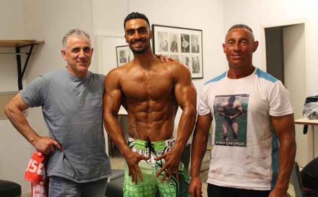 Con sus entrenadores. 