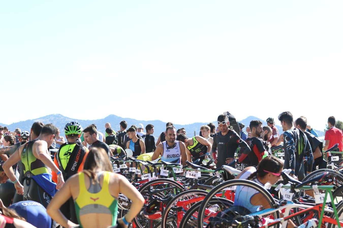 Jerez de los Caballeros ha celebrado, esta mañana, una nueva edición del Triatlón 'Ciudad del Temple'. Una prueba deportiva que, año tras año, se consolida como una de las principales del municipio y que ha reunido a 110 participantes. David Puertas Tenorio y María Remedios Mendoza Bravo han sido los vencedores de la clasificación general.
