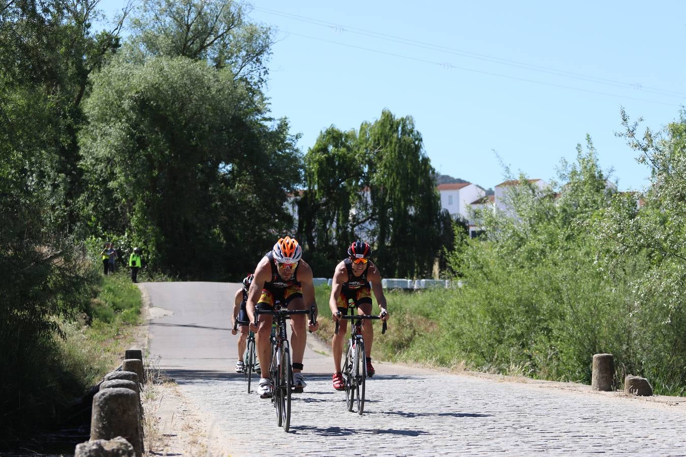 Jerez de los Caballeros ha celebrado, esta mañana, una nueva edición del Triatlón 'Ciudad del Temple'. Una prueba deportiva que, año tras año, se consolida como una de las principales del municipio y que ha reunido a 110 participantes. David Puertas Tenorio y María Remedios Mendoza Bravo han sido los vencedores de la clasificación general.