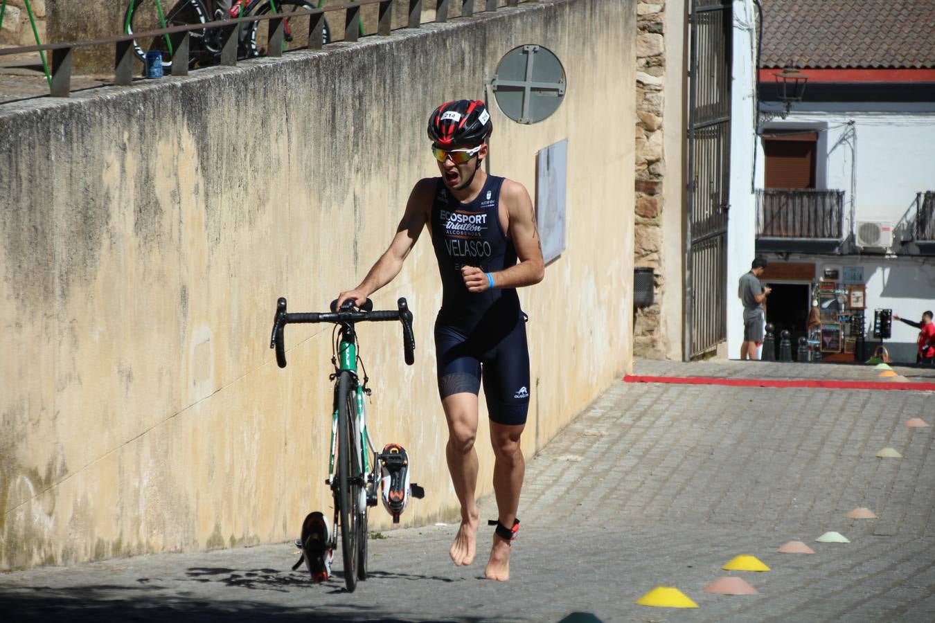 Jerez de los Caballeros ha celebrado, esta mañana, una nueva edición del Triatlón 'Ciudad del Temple'. Una prueba deportiva que, año tras año, se consolida como una de las principales del municipio y que ha reunido a 110 participantes. David Puertas Tenorio y María Remedios Mendoza Bravo han sido los vencedores de la clasificación general.