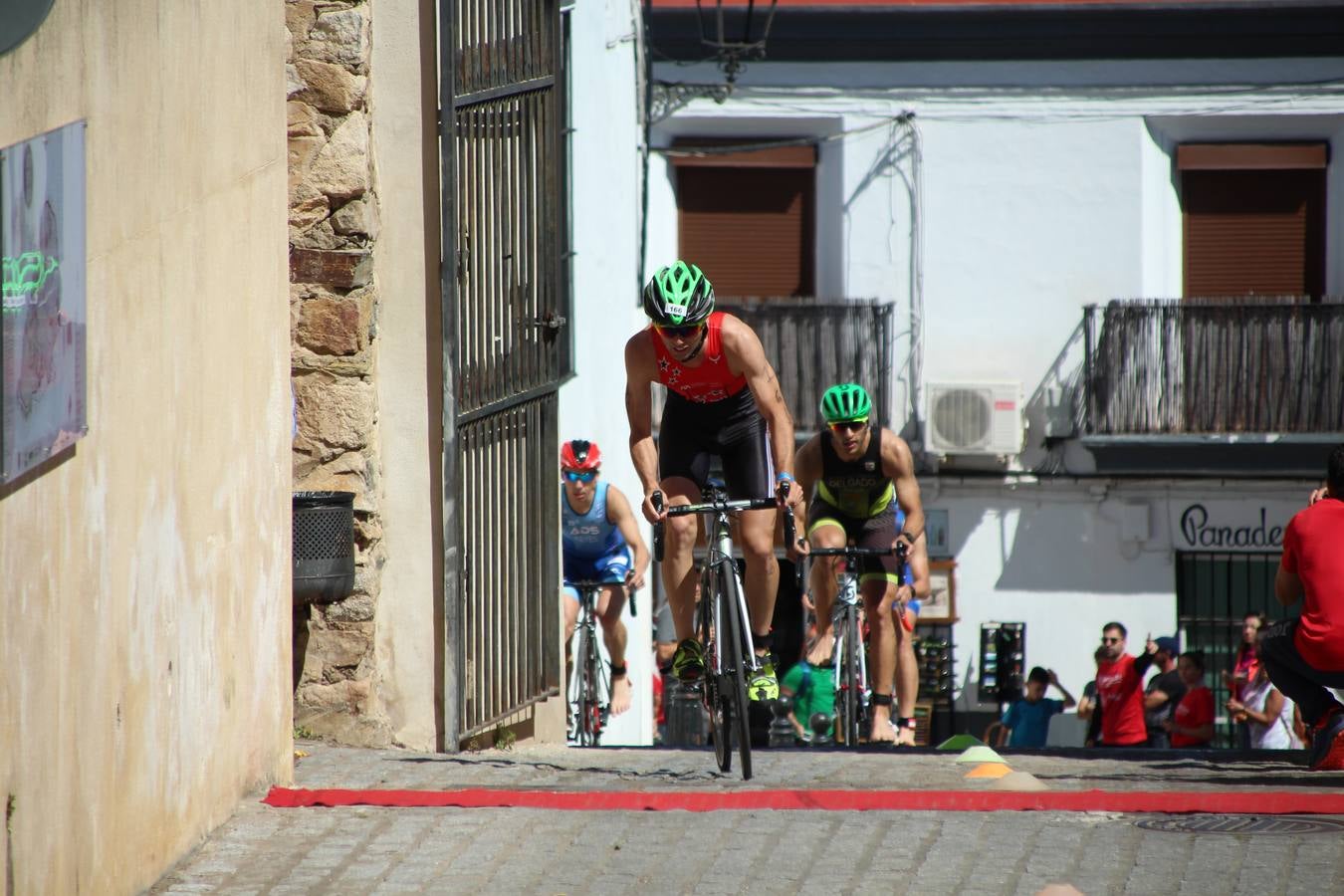 Jerez de los Caballeros ha celebrado, esta mañana, una nueva edición del Triatlón 'Ciudad del Temple'. Una prueba deportiva que, año tras año, se consolida como una de las principales del municipio y que ha reunido a 110 participantes. David Puertas Tenorio y María Remedios Mendoza Bravo han sido los vencedores de la clasificación general.