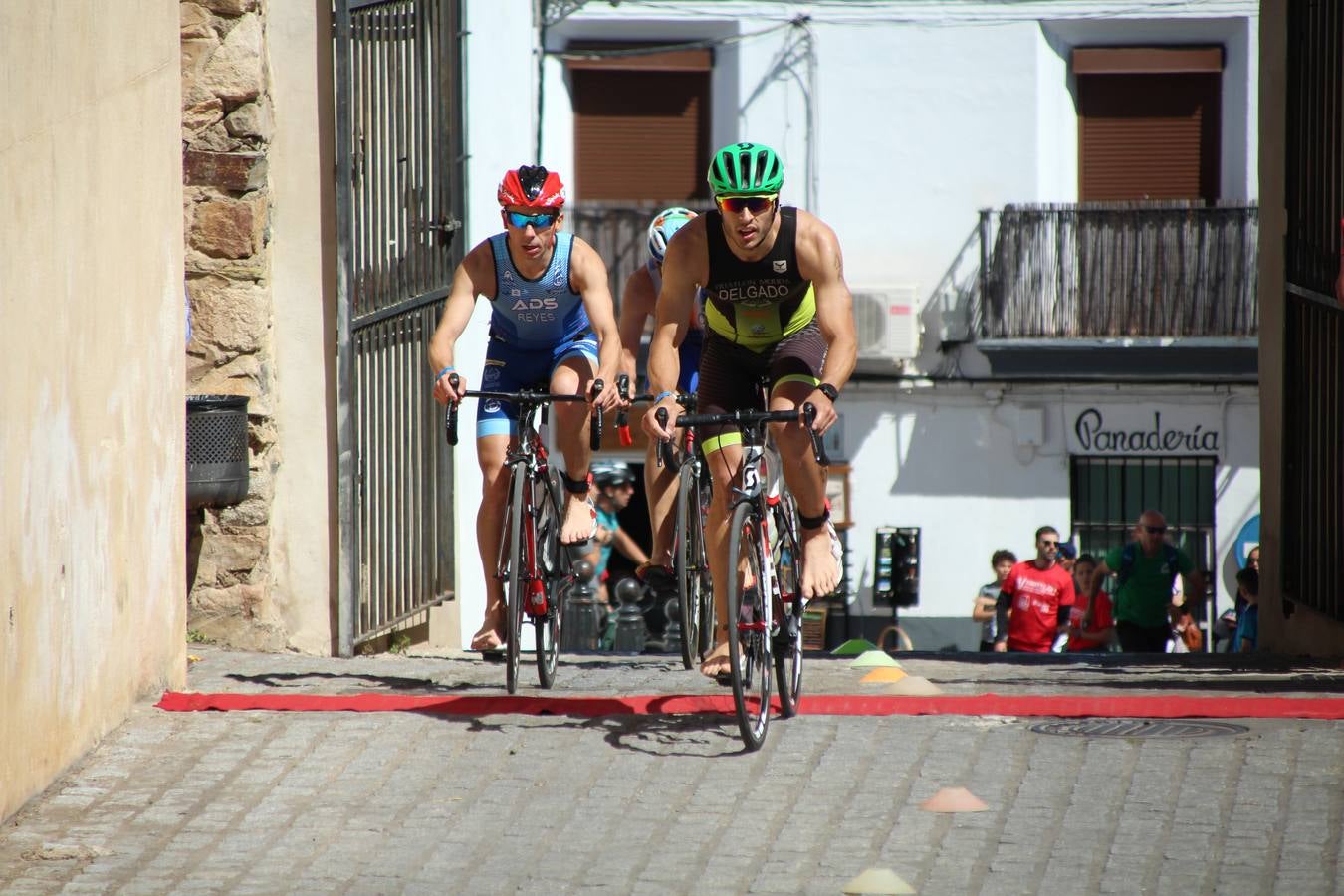 Jerez de los Caballeros ha celebrado, esta mañana, una nueva edición del Triatlón 'Ciudad del Temple'. Una prueba deportiva que, año tras año, se consolida como una de las principales del municipio y que ha reunido a 110 participantes. David Puertas Tenorio y María Remedios Mendoza Bravo han sido los vencedores de la clasificación general.