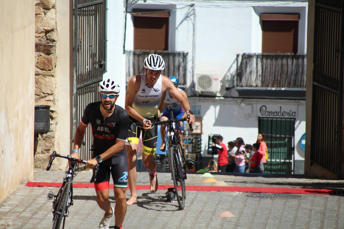 Jerez de los Caballeros ha celebrado, esta mañana, una nueva edición del Triatlón 'Ciudad del Temple'. Una prueba deportiva que, año tras año, se consolida como una de las principales del municipio y que ha reunido a 110 participantes. David Puertas Tenorio y María Remedios Mendoza Bravo han sido los vencedores de la clasificación general.