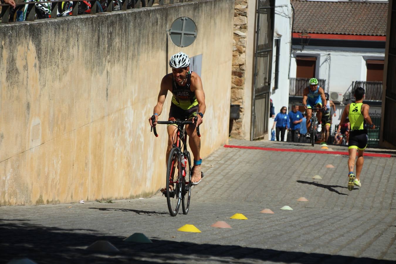 Jerez de los Caballeros ha celebrado, esta mañana, una nueva edición del Triatlón 'Ciudad del Temple'. Una prueba deportiva que, año tras año, se consolida como una de las principales del municipio y que ha reunido a 110 participantes. David Puertas Tenorio y María Remedios Mendoza Bravo han sido los vencedores de la clasificación general.