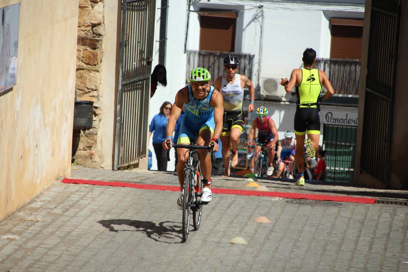 Jerez de los Caballeros ha celebrado, esta mañana, una nueva edición del Triatlón 'Ciudad del Temple'. Una prueba deportiva que, año tras año, se consolida como una de las principales del municipio y que ha reunido a 110 participantes. David Puertas Tenorio y María Remedios Mendoza Bravo han sido los vencedores de la clasificación general.