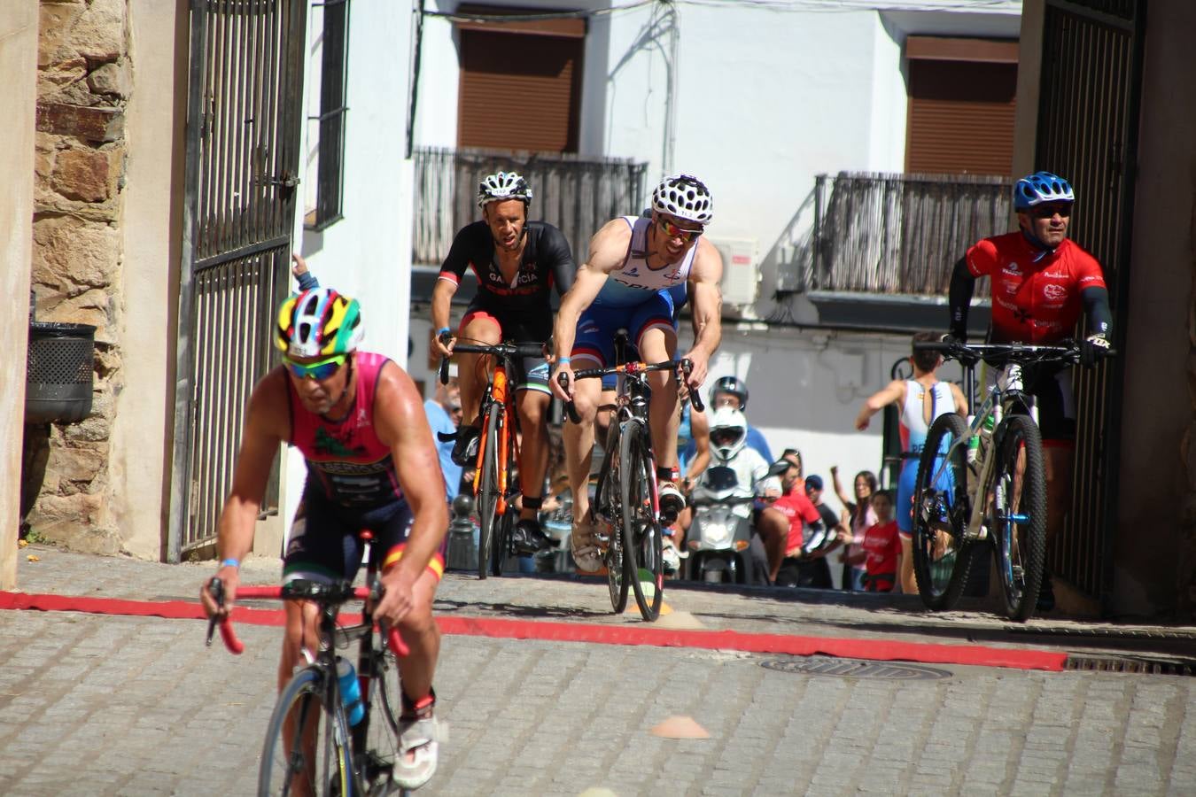 Jerez de los Caballeros ha celebrado, esta mañana, una nueva edición del Triatlón 'Ciudad del Temple'. Una prueba deportiva que, año tras año, se consolida como una de las principales del municipio y que ha reunido a 110 participantes. David Puertas Tenorio y María Remedios Mendoza Bravo han sido los vencedores de la clasificación general.