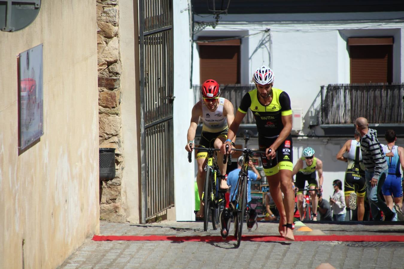 Jerez de los Caballeros ha celebrado, esta mañana, una nueva edición del Triatlón 'Ciudad del Temple'. Una prueba deportiva que, año tras año, se consolida como una de las principales del municipio y que ha reunido a 110 participantes. David Puertas Tenorio y María Remedios Mendoza Bravo han sido los vencedores de la clasificación general.