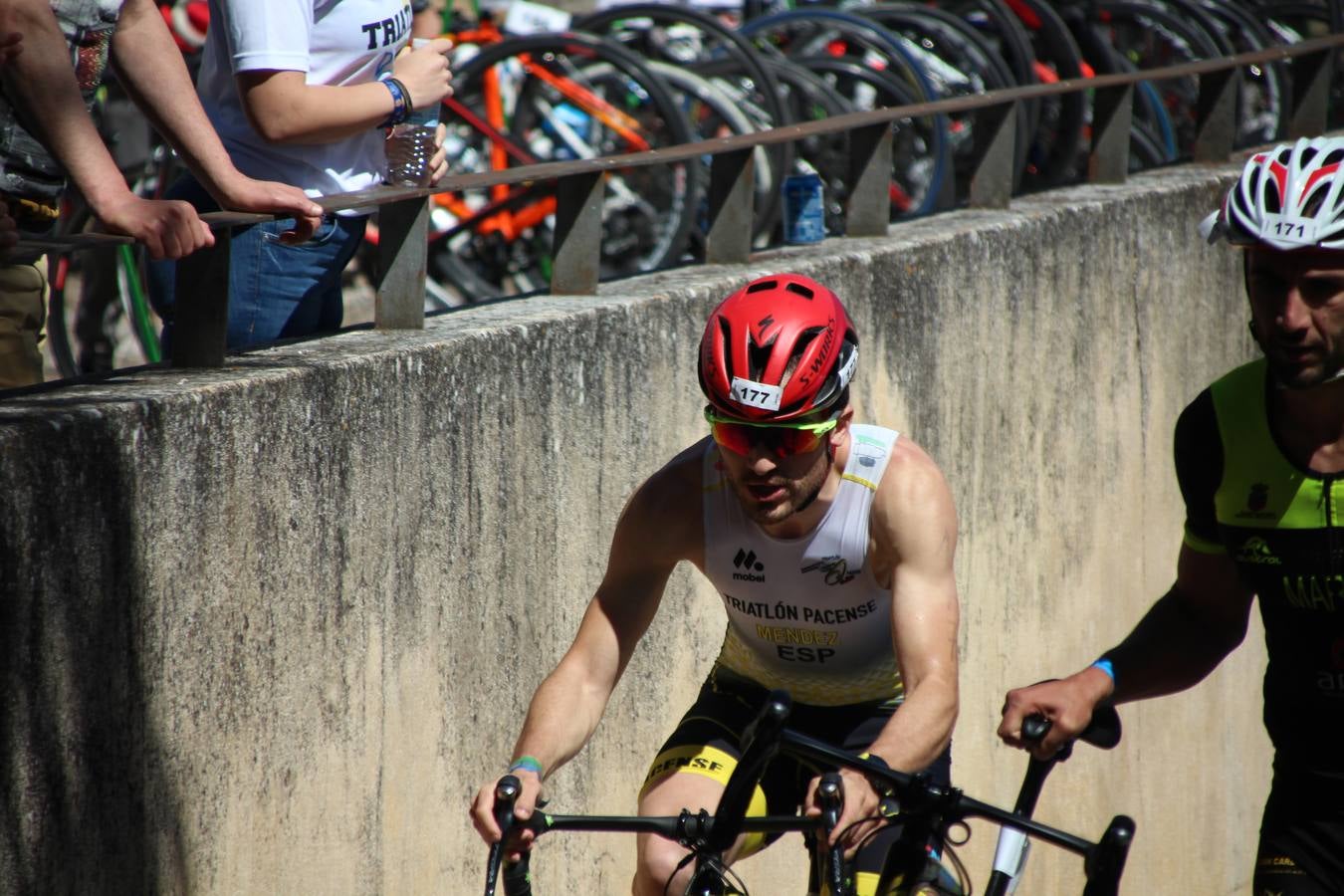 Jerez de los Caballeros ha celebrado, esta mañana, una nueva edición del Triatlón 'Ciudad del Temple'. Una prueba deportiva que, año tras año, se consolida como una de las principales del municipio y que ha reunido a 110 participantes. David Puertas Tenorio y María Remedios Mendoza Bravo han sido los vencedores de la clasificación general.