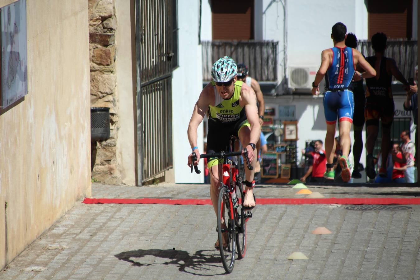 Jerez de los Caballeros ha celebrado, esta mañana, una nueva edición del Triatlón 'Ciudad del Temple'. Una prueba deportiva que, año tras año, se consolida como una de las principales del municipio y que ha reunido a 110 participantes. David Puertas Tenorio y María Remedios Mendoza Bravo han sido los vencedores de la clasificación general.