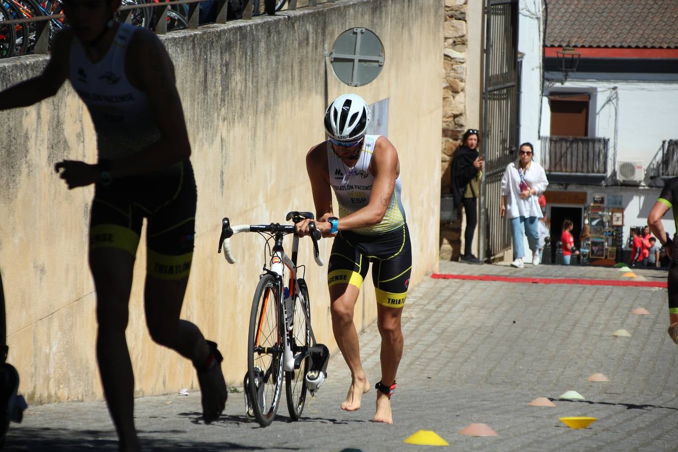 Jerez de los Caballeros ha celebrado, esta mañana, una nueva edición del Triatlón 'Ciudad del Temple'. Una prueba deportiva que, año tras año, se consolida como una de las principales del municipio y que ha reunido a 110 participantes. David Puertas Tenorio y María Remedios Mendoza Bravo han sido los vencedores de la clasificación general.