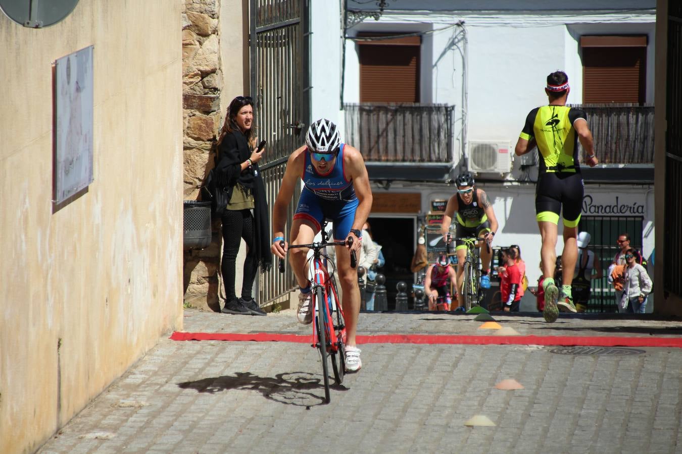 Jerez de los Caballeros ha celebrado, esta mañana, una nueva edición del Triatlón 'Ciudad del Temple'. Una prueba deportiva que, año tras año, se consolida como una de las principales del municipio y que ha reunido a 110 participantes. David Puertas Tenorio y María Remedios Mendoza Bravo han sido los vencedores de la clasificación general.