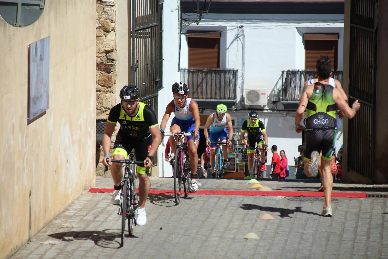 Jerez de los Caballeros ha celebrado, esta mañana, una nueva edición del Triatlón 'Ciudad del Temple'. Una prueba deportiva que, año tras año, se consolida como una de las principales del municipio y que ha reunido a 110 participantes. David Puertas Tenorio y María Remedios Mendoza Bravo han sido los vencedores de la clasificación general.