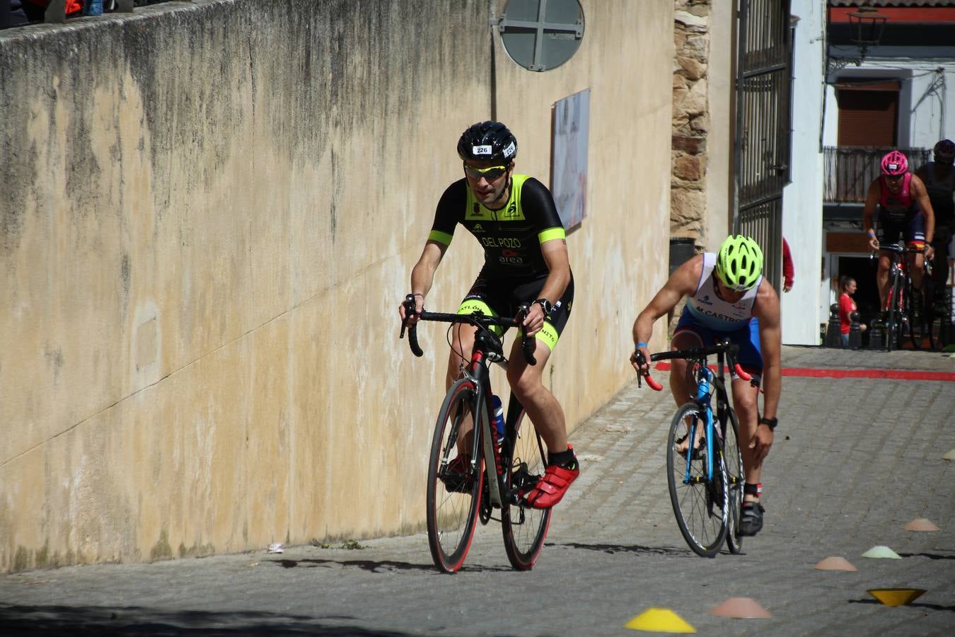 Jerez de los Caballeros ha celebrado, esta mañana, una nueva edición del Triatlón 'Ciudad del Temple'. Una prueba deportiva que, año tras año, se consolida como una de las principales del municipio y que ha reunido a 110 participantes. David Puertas Tenorio y María Remedios Mendoza Bravo han sido los vencedores de la clasificación general.