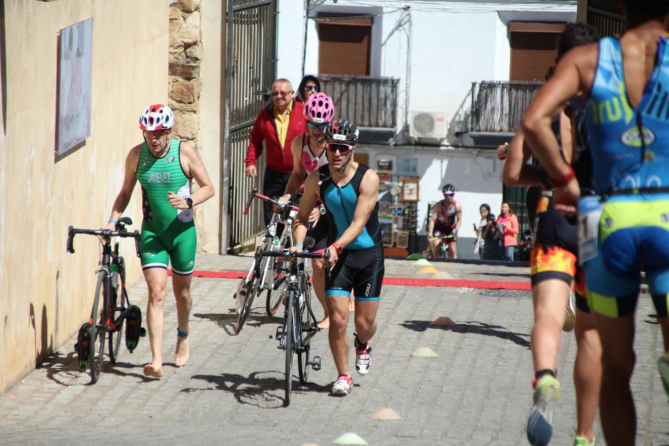 Jerez de los Caballeros ha celebrado, esta mañana, una nueva edición del Triatlón 'Ciudad del Temple'. Una prueba deportiva que, año tras año, se consolida como una de las principales del municipio y que ha reunido a 110 participantes. David Puertas Tenorio y María Remedios Mendoza Bravo han sido los vencedores de la clasificación general.
