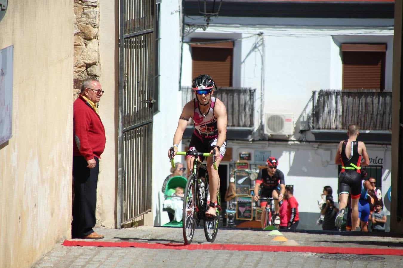 Jerez de los Caballeros ha celebrado, esta mañana, una nueva edición del Triatlón 'Ciudad del Temple'. Una prueba deportiva que, año tras año, se consolida como una de las principales del municipio y que ha reunido a 110 participantes. David Puertas Tenorio y María Remedios Mendoza Bravo han sido los vencedores de la clasificación general.