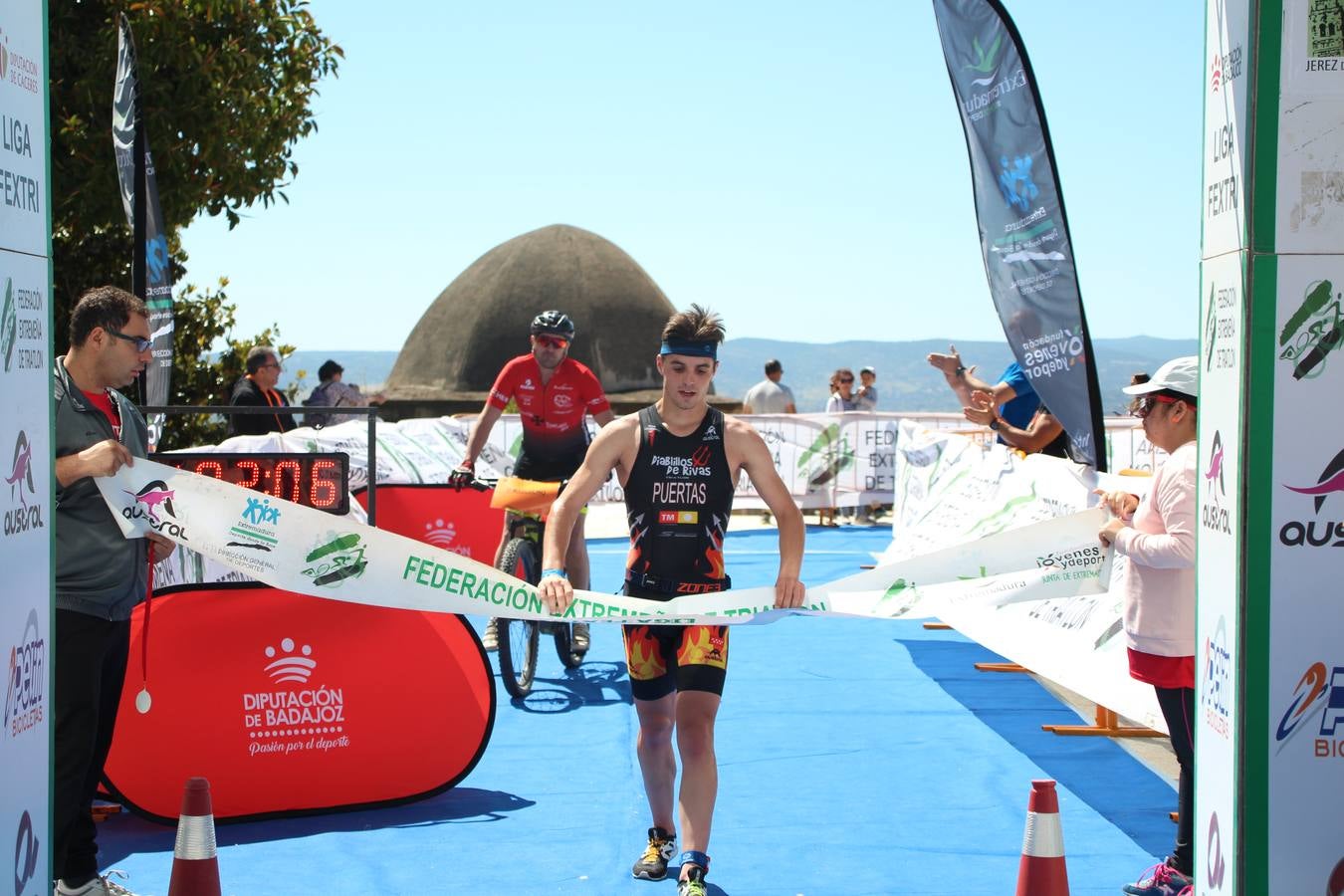 Jerez de los Caballeros ha celebrado, esta mañana, una nueva edición del Triatlón 'Ciudad del Temple'. Una prueba deportiva que, año tras año, se consolida como una de las principales del municipio y que ha reunido a 110 participantes. David Puertas Tenorio y María Remedios Mendoza Bravo han sido los vencedores de la clasificación general.