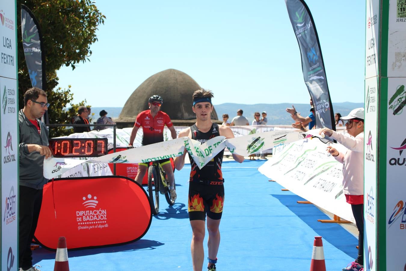 Jerez de los Caballeros ha celebrado, esta mañana, una nueva edición del Triatlón 'Ciudad del Temple'. Una prueba deportiva que, año tras año, se consolida como una de las principales del municipio y que ha reunido a 110 participantes. David Puertas Tenorio y María Remedios Mendoza Bravo han sido los vencedores de la clasificación general.